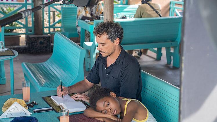 Thibaut (Jean Le Peltier, hinten) reist mit Gabriel (Tyron Bayineni) zur&uuml;ck in den Senegal, zur&uuml;ck in ihre Vergangenheit. Es wird eine augen&ouml;ffnende, auch schmerzhafte Reise f&uuml;r Vater und Sohn.