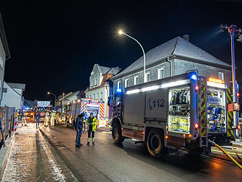 N&auml;chtlicher Brand in Michelau: 11 Menschen evakuiert, darunter 3 Kinder