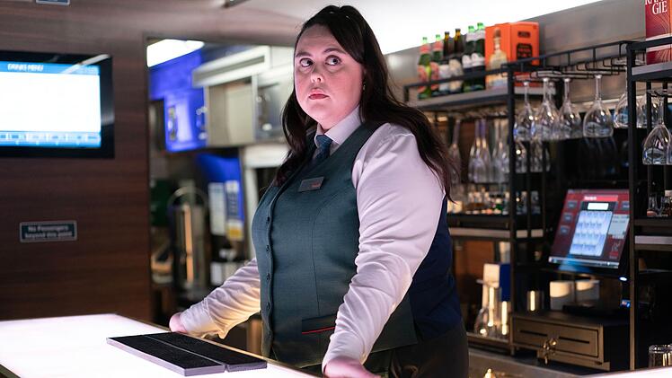 In Greta Gerwigs Kino-Hit "Barbie" spielte Sharon Rooney die Rechtsanw&auml;ltin-Barbie. In "Nightsleeper" ist sie nun als Zugbegleiterin Yas Brown eine der insgesamt zw&ouml;lf Geiseln eines unbekannten Hackers.