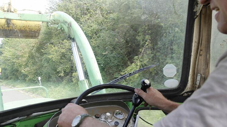 Spezieller Service: Zum Naturdenkmal "Steinerne Rinne" wird der Reporter von Richard Weberpals mit dem Trecker kutschiert. Foto: Christian Pack