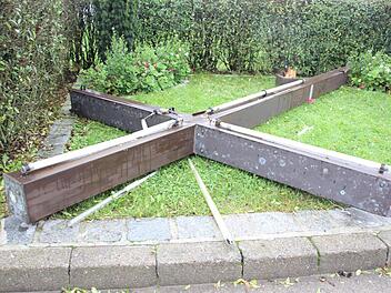 In Gehülz bei Kronach stieß der Wind das Leuchtkreuz um. Foto: Friedwald Schedel