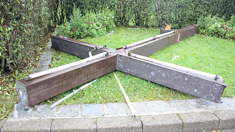In Gehülz bei Kronach stieß der Wind das Leuchtkreuz um. Foto: Friedwald Schedel