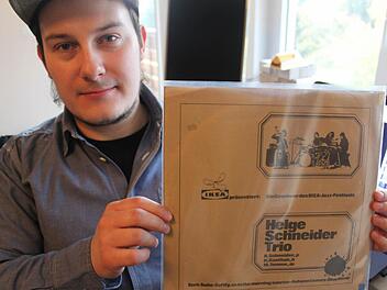 Florian Held mit einem seiner Sammelobjekte. Foto: Markus Häggberg