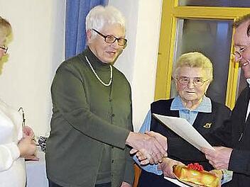 Die stellvertretende Kreisverbandsvorsitzende Adelheid Kotschenreuther, Gertrud Heinlein, Marga Detsch und der Haiger KAB-Ortsvorsitzende Andreas Endes  Foto: Heike Schülein