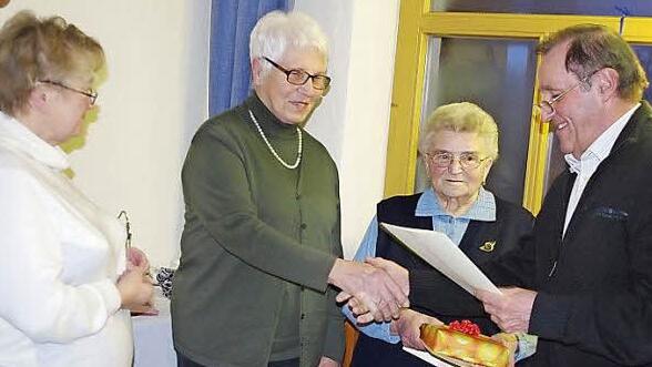 Die stellvertretende Kreisverbandsvorsitzende Adelheid Kotschenreuther, Gertrud Heinlein, Marga Detsch und der Haiger KAB-Ortsvorsitzende Andreas Endes  Foto: Heike Schülein
