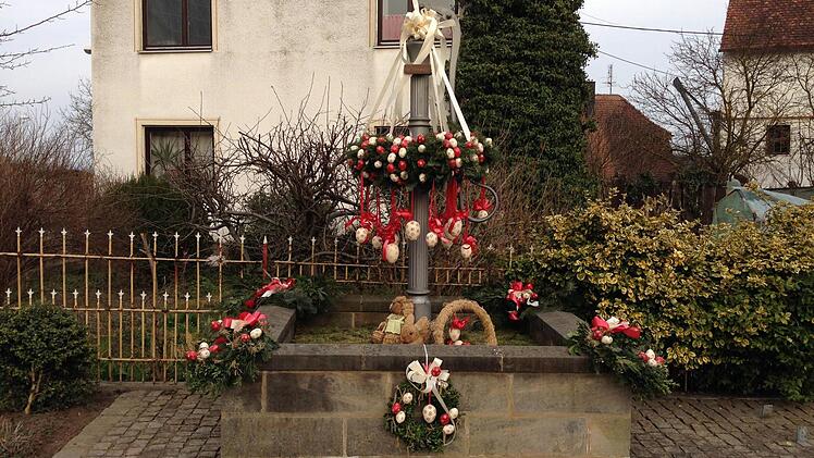Der Osterbrunnen in Wingersdorf. Foto: Stefan Reinmann