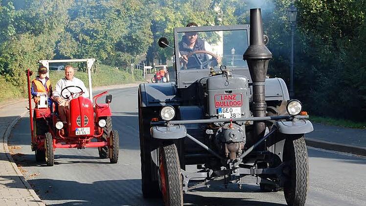 Hinter dem mächtigen Lanz-Bulldog aus dem Landkreis Gerolzhofen tuckert ein Porsche-Diesel. Foto: Andreas Welz