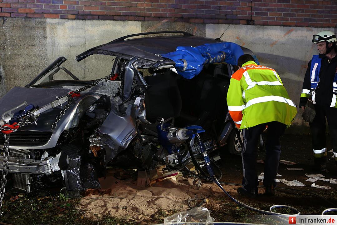Auto prallt in Nürnberg gegen eine Mauer