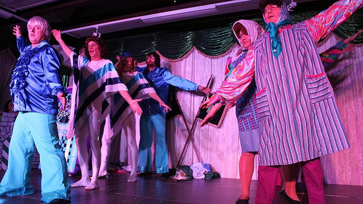 Das Narrlangia-Männerballett hat sich herausgeputzt. Foto: Carmen Schwind