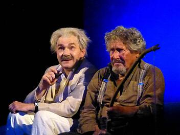 Einstein (Matthias Freihof) und sein Vagabund (Volker Brandt) in Eric-Emmanuel Schmitts Drama "Einsteins Verrat".  Foto: Gerhild Ahnert