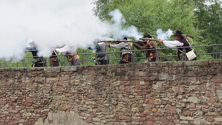 Viel Rauch bei den Schützen. Foto: Doris Bauer