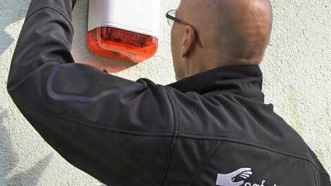 Detlef Gerdes montiert eine der Hochfrequenz-Sirenen.