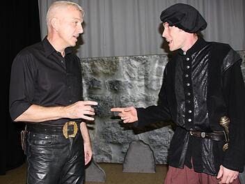 Der Regisseur Daniel Leistner (links) und Julian Rauh proben ihren Auftritt.Veronika Schadeck