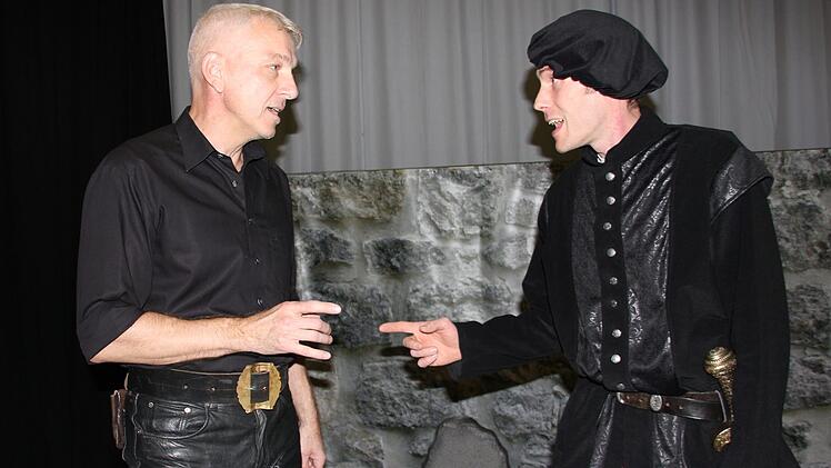 Der Regisseur Daniel Leistner (links) und Julian Rauh proben ihren Auftritt.Veronika Schadeck