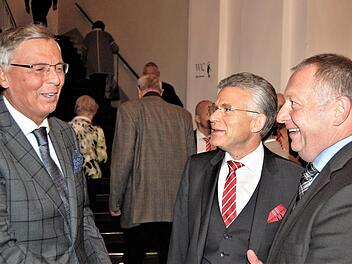 Der frühere Bundestagsabgeordnete Wolfgang Bosbach (CDU, von links) im Gespräch mit Sparkassenvorstand Roland Friedrich und Landrat Thomas Bold (CSU). Foto: Sigismund von Dobschütz