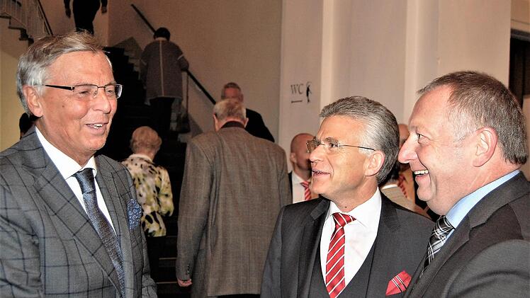 Der frühere Bundestagsabgeordnete Wolfgang Bosbach (CDU, von links) im Gespräch mit Sparkassenvorstand Roland Friedrich und Landrat Thomas Bold (CSU). Foto: Sigismund von Dobschütz