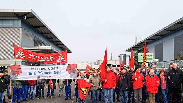 Die Kundgebungsteilnehmer bei der Firma Wieland Foto: RiegerPress