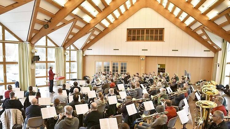 In der Königsberger Stadthalle probten die Musiker aus den Posaunenchören im evangelischen Dekanat Rügheim.  Foto: Gerold Snater