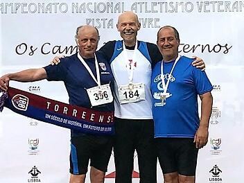 Endlich wieder auf einem Podest. Ulrich Geuther (Mitte) ist portugiesischer Meister im Kugelstoßen. Foto: privat