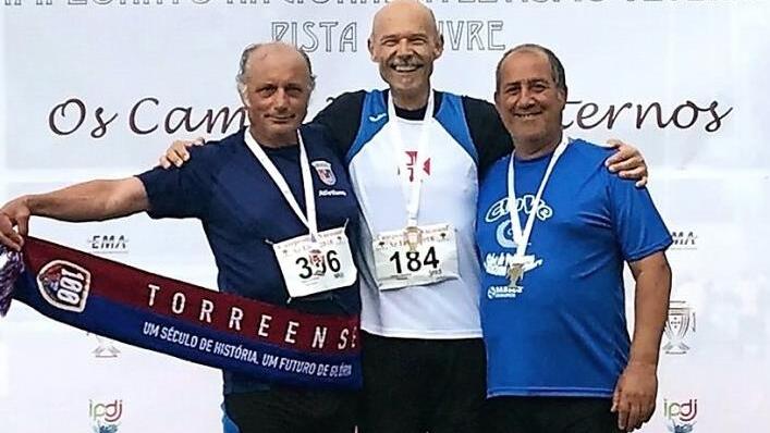 Endlich wieder auf einem Podest. Ulrich Geuther (Mitte) ist portugiesischer Meister im Kugelstoßen. Foto: privat