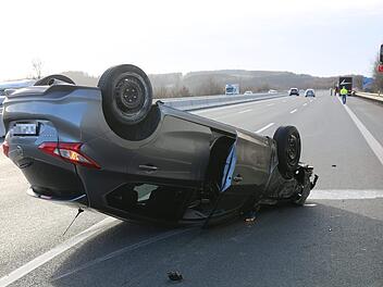 Schwerer Unfall auf A9: Auto &uuml;berschl&auml;gt sich - Person verletzt