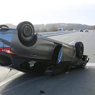 Schwerer Unfall auf A9: Auto überschlägt sich - Person verletzt