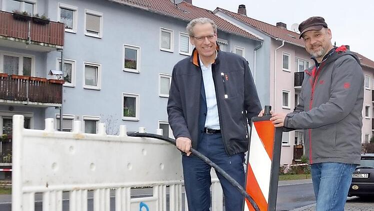 Bürgermeister German Hacker und Christian Bendler vom Bauamt an der Elektro-Baustelle: Hier fehlt noch eine Ladesäule.