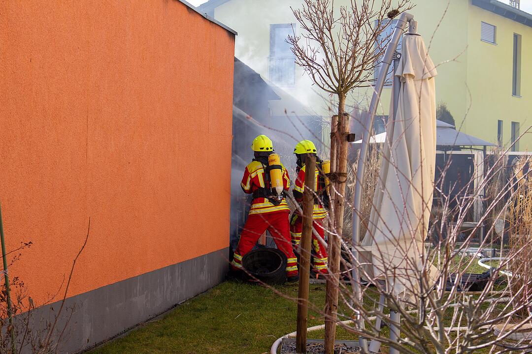 Markt Erlbach:  Brand in Einfamilienhaus – Vater und Sohn verletzt