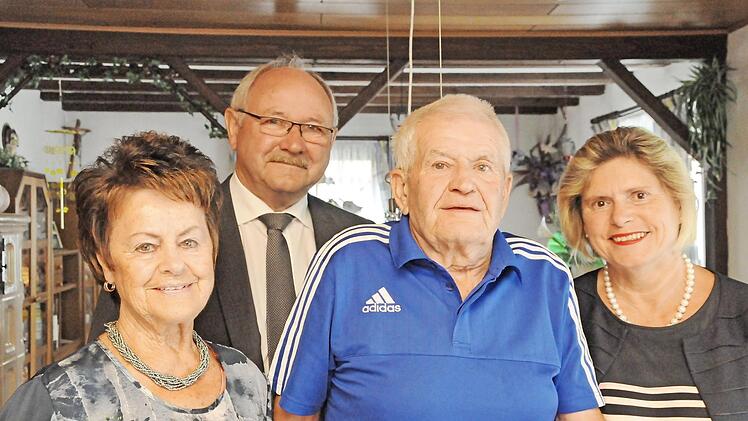 Das Jubelpaar Anita Rauh und Alfons Rauh mit Vizelandrat Otto Siebenhaar (hinten) und Bürgermeisterin Gertrud Werner (r.) Foto: Karl Heinz Wirth