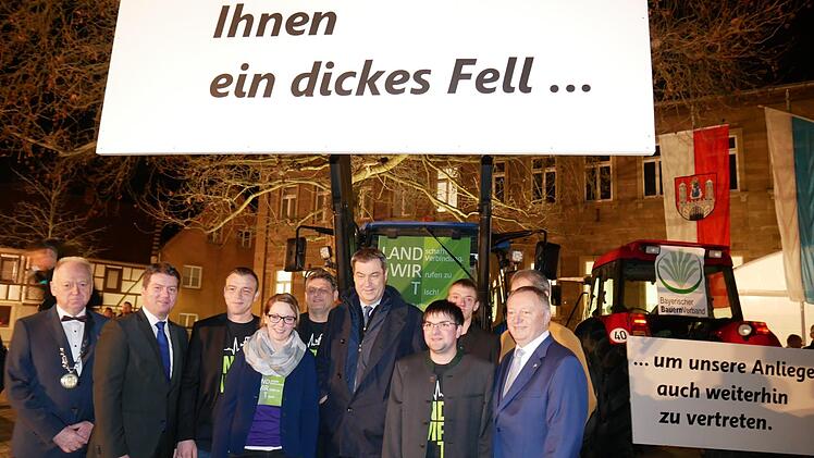 Die Landwirte wünschen dem Ministerpräsidenten ein dickes Fell, um angestrebte Verbesserungen für die Bauern zu erreichen. Foto: Heike Beudert
