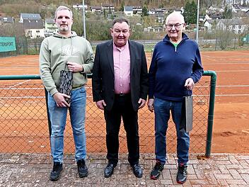 Helmut Küfner (rechts) und Michael Opel (links) wurden von Vorsitzendem Klaus Küfner geehrt.