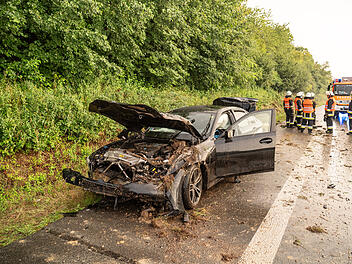 Aquaplaning und nicht angepasste Geschwindigkeit: BMW schleudert von Fahrbahn und &uuml;berschl&auml;gt sich auf der A73