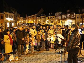 Auf dem Lichtenfelser Marktplatz erinnerten evangelische und katholische Christen an das Pogrom vor 74 Jahren in Deutschland.  Fotos: Bastian Girg