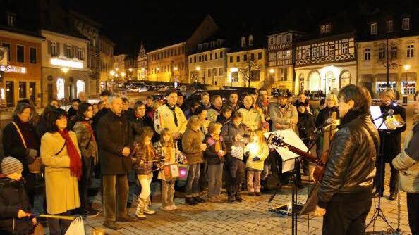 Auf dem Lichtenfelser Marktplatz erinnerten evangelische und katholische Christen an das Pogrom vor 74 Jahren in Deutschland.  Fotos: Bastian Girg