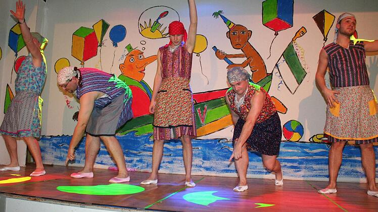Frauentraum: das Männerballett beim Putzen. Foto: Evi Seeger