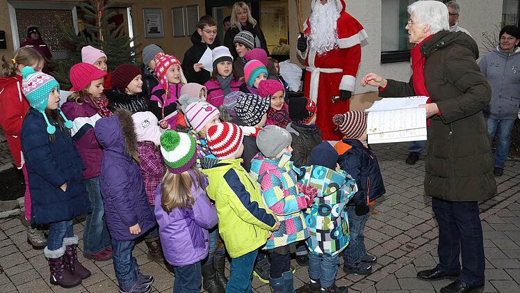 Unter der Leitung von Christa Stadler erfreuten die hellen Stimmen des Spatzenchors die Marktbesucher und den Nikolaus.
