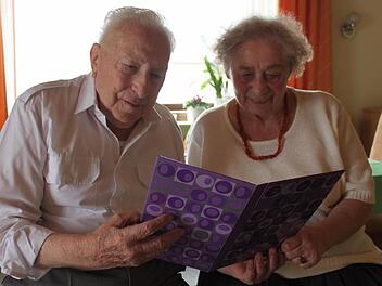 Gerhard und Katharina Riese schwelgen in Erinnerungen. Gerhard Riese hat am gestrigen Freitag seinen 90. Geburtstag gefeiert. Foto: Alexander Hartmann