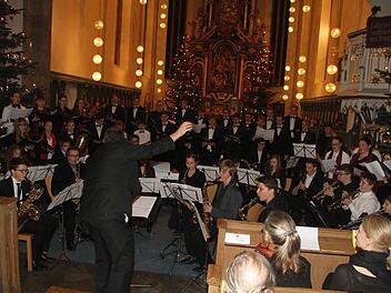 Moderne Kirchenmusik muss nicht experimentell sein. Das bewiesen der Chor des Markgraf-Georg-Friedrich-Gymnasiums und die Big Band.Foto: Sonja Adam