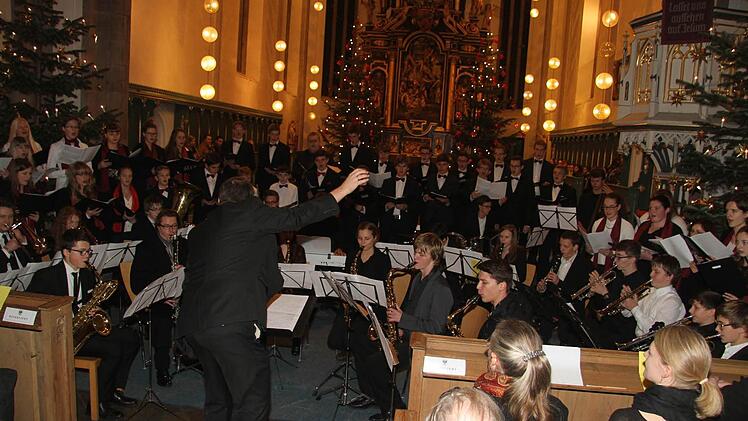Moderne Kirchenmusik muss nicht experimentell sein. Das bewiesen der Chor des Markgraf-Georg-Friedrich-Gymnasiums und die Big Band.Foto: Sonja Adam