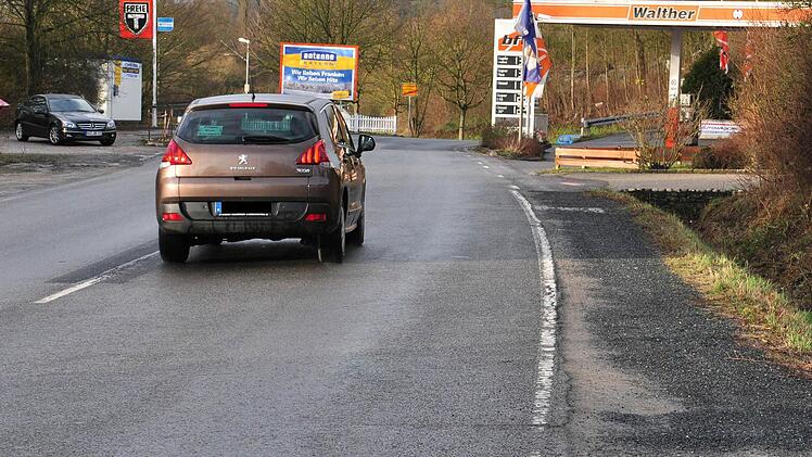 Kritisch wird es für die Walther-Tankstelle (im Bild) und die Geschäfte, wenn die Schweinfurter Straße und die Untere Vorstadt vom 21. bis 26. September in zwei Bauabschnitten eine neue Fahrbahndecke erhalten und dafür jeweils einen Tag lang komplett für den Verkehr gesperrt werden müssen. Ob der geschotterte Gehweg (rechts im Bild) ebenfalls asphaltiert wird, wird die Stadt prüfen. Foto: Ulrike Langer
