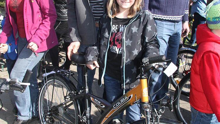 Maya Hempfling (8) sucht ein 26-Zoll-Rad, aber es muss cool aussehen. "Ich hatte fünf zur Wahl - aber ich nehme das hier", muss sie Papa Harald nicht lange überzeugen. Denn der Preis stimmt. Foto: Sonja Adam