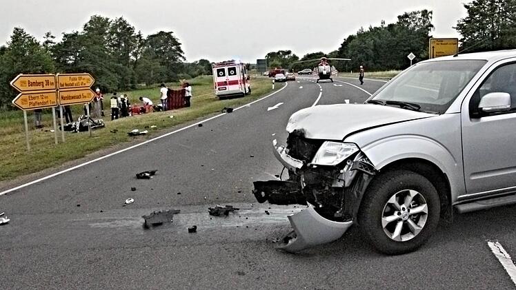 Die Unfallstelle: Der Nissan-Pick-Up hatte das Motorrad gerammt. Die Maschine und deren Fahrer blieben neben der Straße liegen, Dort kümmerten sich Einsatzkräfte um den schwer verletzten Mann.  Fotos: Helmut Will