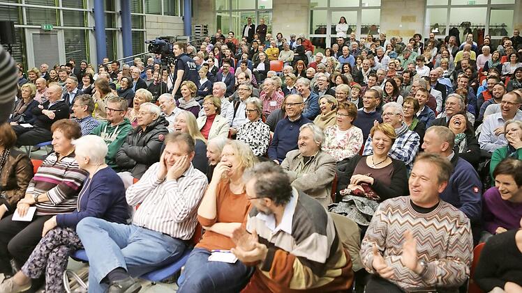 Die Zuhörer informierten sich nicht nur, sie fühlten sich sichtlich auch unterhalten. Foto: Barbara Herbst