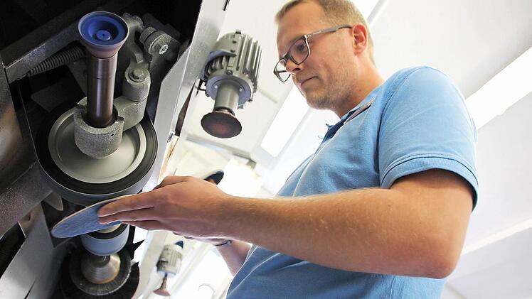 Stefan Bühl schleift eine Einlage, damit sie sich dem Fuß besser anpasst und der Kunde weniger Beschwerden hat. Foto: Sarah Stieranka