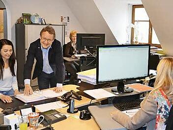 Ralf Jantschke mit Mitarbeiterinnen. Der Platz in seiner Kanzlei in der Herzogenauracher Hauptstra&szlig;e ist zu klein geworden. Zum 50-j&auml;hrigen Bestehens seiner Firma soll der Neubau zur Jahresmitte 2018 bezogen werden k&ouml;nnen.