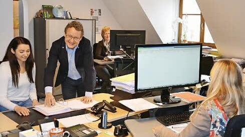 Ralf Jantschke mit Mitarbeiterinnen. Der Platz in seiner Kanzlei in der Herzogenauracher Hauptstra&szlig;e ist zu klein geworden. Zum 50-j&auml;hrigen Bestehens seiner Firma soll der Neubau zur Jahresmitte 2018 bezogen werden k&ouml;nnen.