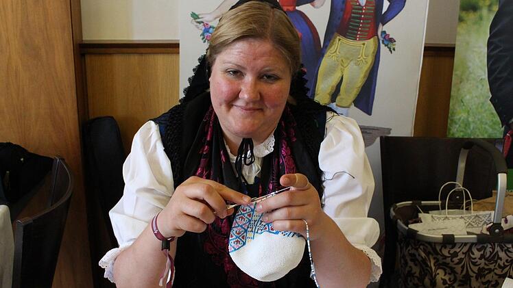 Für dieses feine Täschchen verarbeitet Nadja Götz Perlenschnüre.