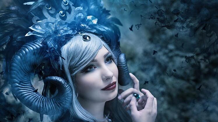 Mit dem Fotoshooting in freier Natur ist es nicht getan. Am heimischen PC bearbeitet Melanie Stäudler die Fotos nach, haucht ihnen Fantasie ein. Viele Stunden nimmt das in Anspruch. Foto: Helmut Will