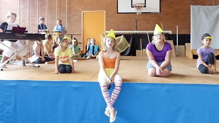 Die Theater- und Musikgruppe führte das Singspiel "Als die Raben noch bunt waren!" auf.