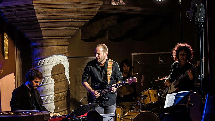 Mitreißender Auftritt vor zahlreichen Zuhörern: "Gospelrock und Band"  aus Erfurt unter Leitung von Oliver Debus  beim Gastspiel in St. Georg in Neustadt.Foto: Jochen Berger